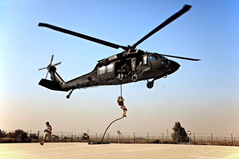 El roping rápido abajo de un Blackhawk fotos de archivo El roping rápido abajo de un Blackhawk fotos de archivo