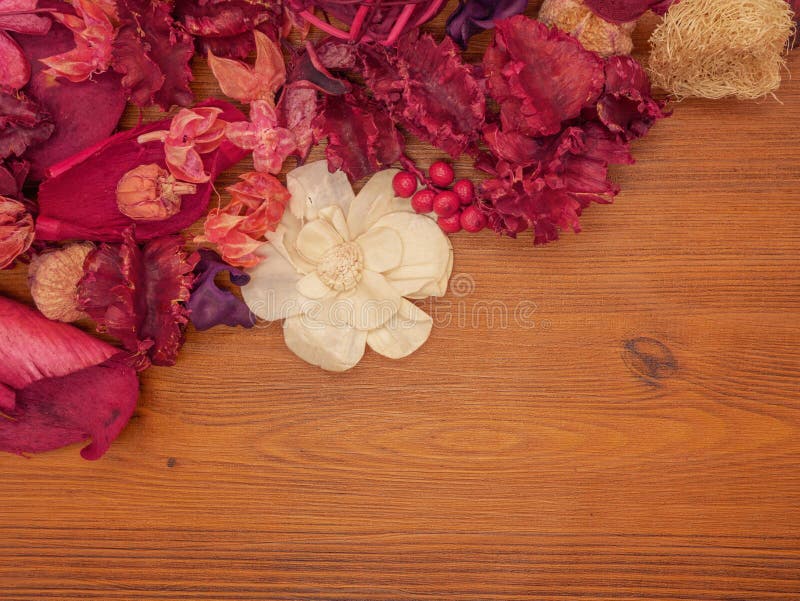 El rosa y el rojo de la visión superior secaron las flores en fondo de madera marrón fotos de archivo El rosa y el rojo de la visión superior secaron las flores en fondo de madera marrón fotos de archivo