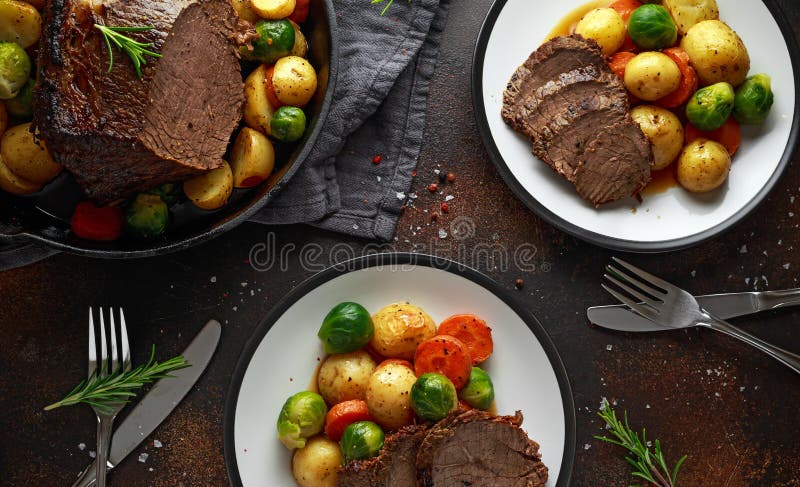 El rosbif cortado con la miel esmaltó las verduras, servidas en la placa Cena festiva foto de archivo El rosbif cortado con la miel esmaltó las verduras, servidas en la placa Cena festiva foto de archivo