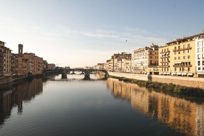 El río Arno en Florencia, paisaje de la ciudad en un día soleado con visiones desde Ponte Vecchio fotos de archivo El río Arno en Florencia, paisaje de la ciudad en un día soleado con visiones desde Ponte Vecchio fotos de archivo