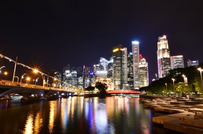 El río de Singapur caminó las plazas en la noche fotografía de archivo El río de Singapur caminó las plazas en la noche fotografía de archivo