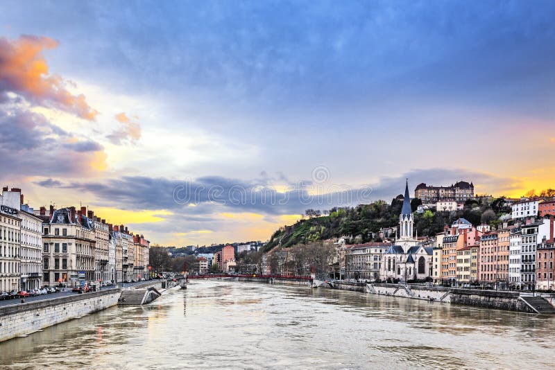 El río Saone en la ciudad de Lyon en la puesta del sol fotos de archivo El río Saone en la ciudad de Lyon en la puesta del sol fotos de archivo