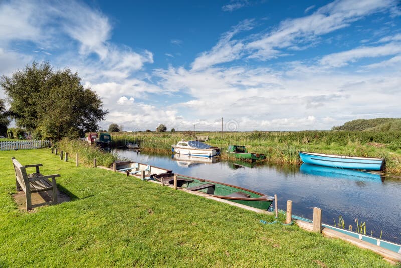 El río Thurne en la Norfolk Broads imagen de archivo libre de regalías El río Thurne en la Norfolk Broads imagen de archivo libre de regalías