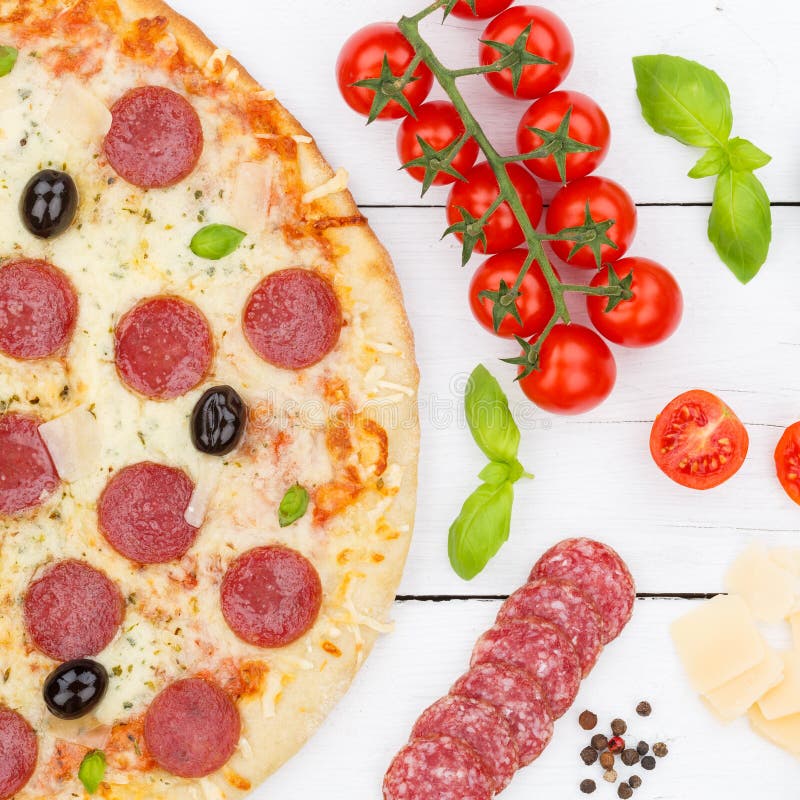 El salami de los salchichones de la pizza desde arriba del cuadrado de los ingredientes que cuece se cierra para arriba en el tab fotografía de archivo libre de regalías El salami de los salchichones de la pizza desde arriba del cuadrado de los ingredientes que cuece se cierra para arriba en el tab fotografía de archivo libre de regalías
