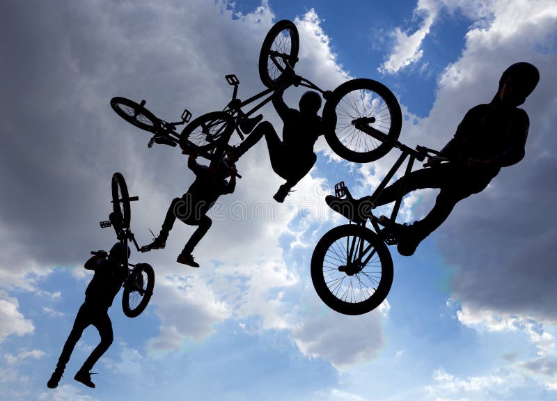 El salto de la bici siluetea la exposición múltiple