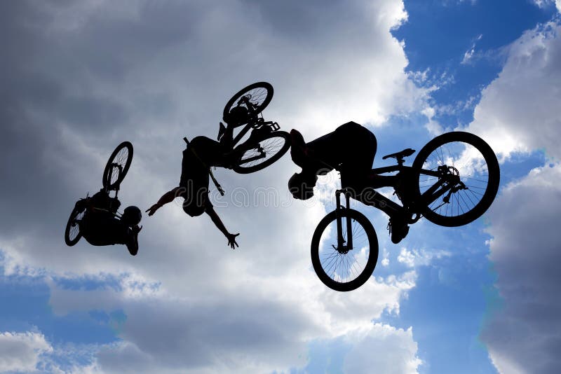 El salto de la bici siluetea la exposición múltiple