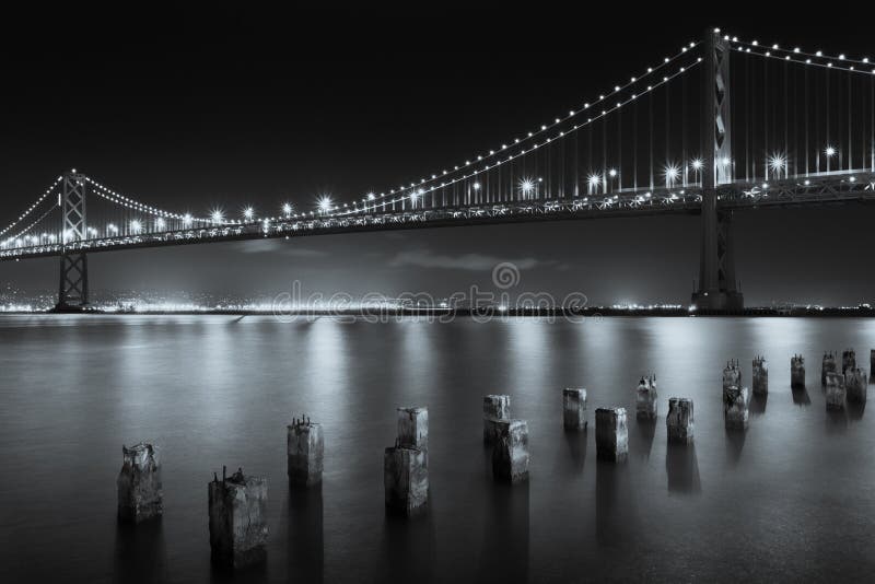 El San Francisco Bay Bridge en la noche