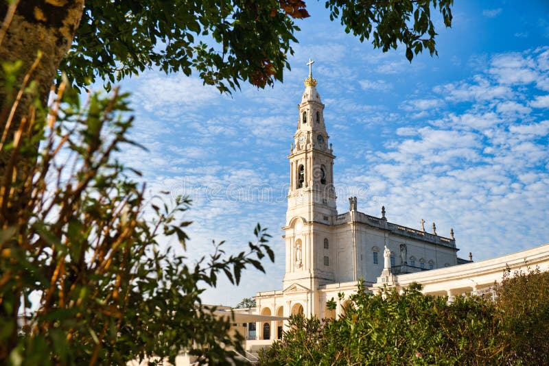 El Santuario Fatima Y El Destino Del Peregrinaje En Portugal