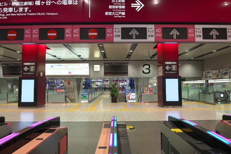 El servicio se suspende en la línea estación de Keio de Shinjuku debido al fuego en la central eléctrica en la mañana fotografía de archivo El servicio se suspende en la línea estación de Keio de Shinjuku debido al fuego en la central eléctrica en la mañana fotografía de archivo