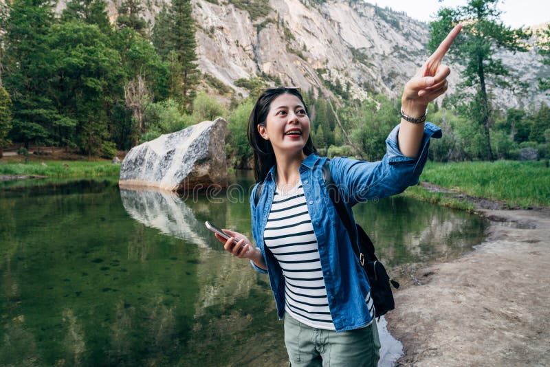 El señalar emocionado mujer alegre del caminante al cielo fotografía de archivo El señalar emocionado mujer alegre del caminante al cielo fotografía de archivo
