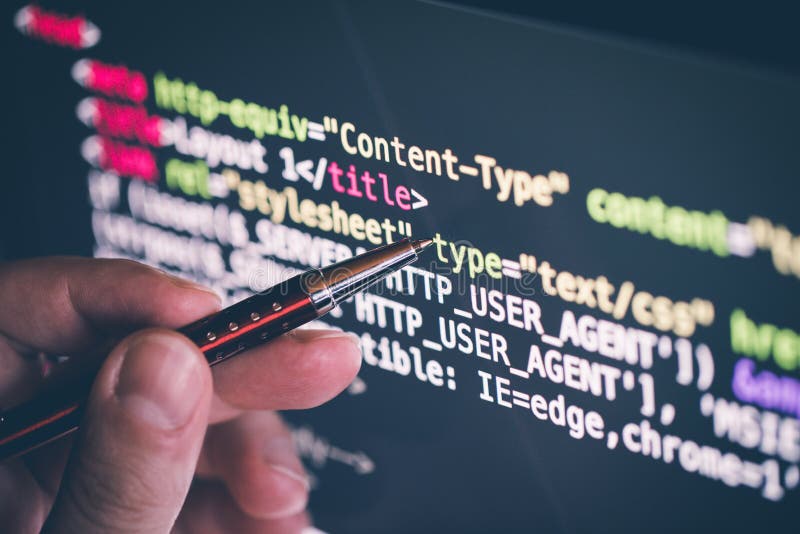 El señalar encendido codifica en software en la pantalla de ordenador con la pluma imagen de archivo libre de regalías El señalar encendido codifica en software en la pantalla de ordenador con la pluma imagen de archivo libre de regalías