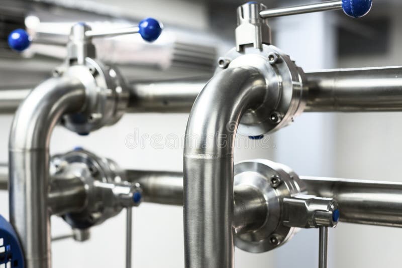 El sistema de tuberías del acero inoxidable con las vávulas de bola imágenes de archivo libres de regalías El sistema de tuberías del acero inoxidable con las vávulas de bola imágenes de archivo libres de regalías