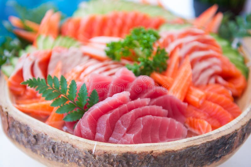 El sistema del Sashimi en el cuenco listo para come imágenes de archivo libres de regalías El sistema del Sashimi en el cuenco listo para come imágenes de archivo libres de regalías