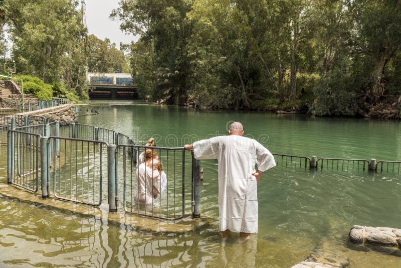 El sitio del bautismo de Yardenit en Jordan River en Israel, el sitio que conmemoraba bautismo del ` s de Cristo era e foto de archivo El sitio del bautismo de Yardenit en Jordan River en Israel, el sitio que conmemoraba bautismo del ` s de Cristo era e foto de archivo