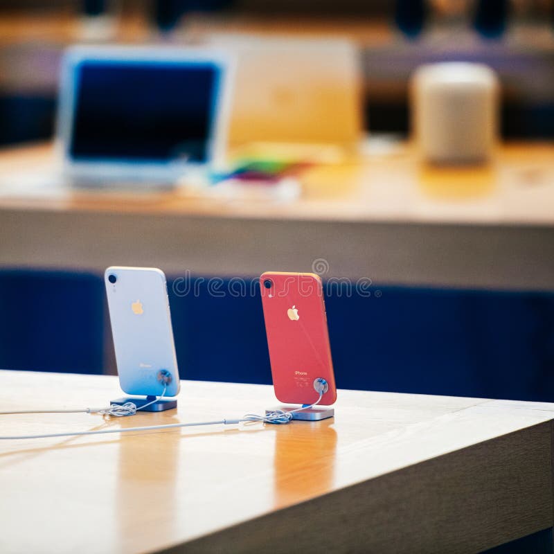 El smartphone de IPhone Xr por los Apple Computer pone en marcha el color coralino foto de archivo libre de regalías El smartphone de IPhone Xr por los Apple Computer pone en marcha el color coralino foto de archivo libre de regalías