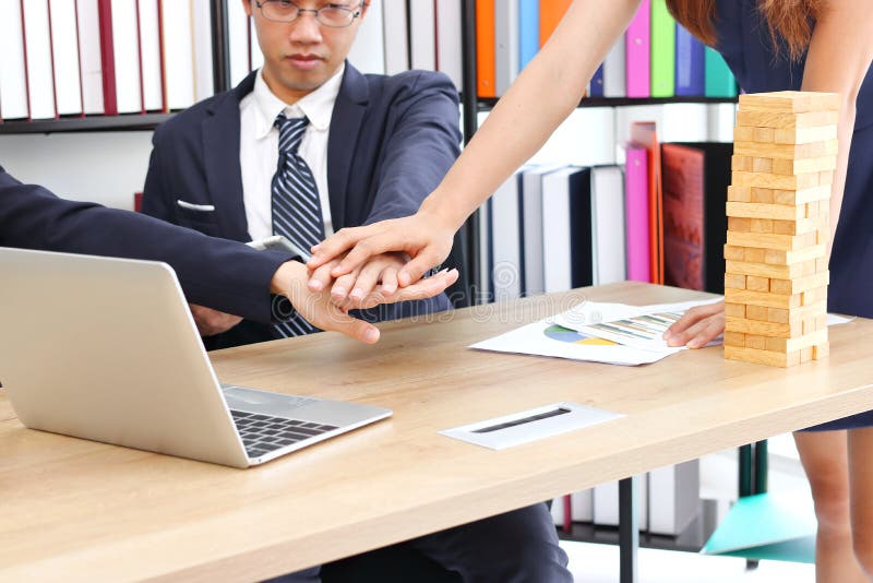 El socio comercial se uni? a la mano junto al tratamiento completo de saludo en oficina Concepto del ?xito y del trabajo en equip fotografía de archivo El socio comercial se uni? a la mano junto al tratamiento completo de saludo en oficina Concepto del ?xito y del trabajo en equip fotografía de archivo
