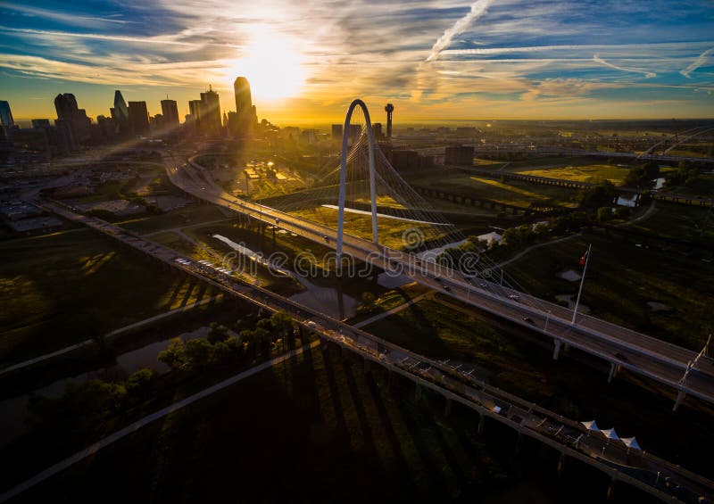 El sol de Margaret Hunt Hill Bridge Sunrise Dallas Texas Skyline Downtown Cityscape Sunrise irradia sobre la ciudad masiva urbana imagen de archivo libre de regalías El sol de Margaret Hunt Hill Bridge Sunrise Dallas Texas Skyline Downtown Cityscape Sunrise irradia sobre la ciudad masiva urbana imagen de archivo libre de regalías