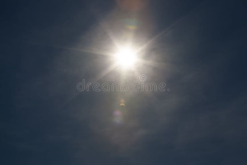 El Sol Que Brilla En El Cielo Foto de archivo - Imagen de asoleado