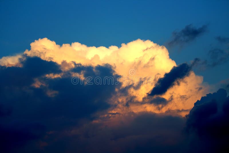 El Sol Se Esconde Detrás De Una Gran Nube Oscura Foto de archivo