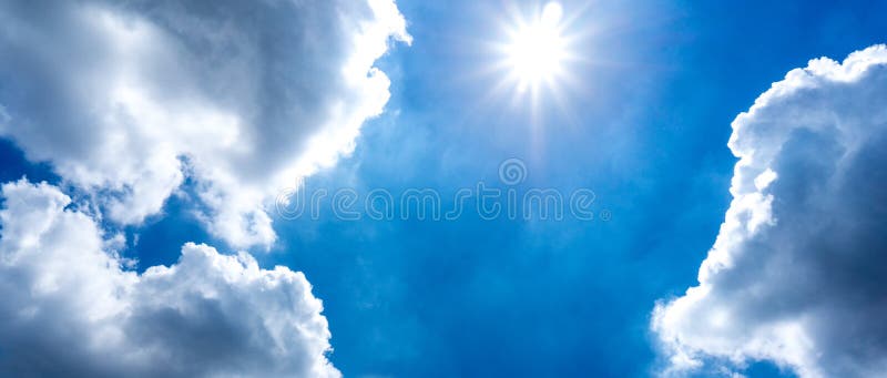 El sol shinning en el cielo azul y la nube de cúmulo imagen de archivo El sol shinning en el cielo azul y la nube de cúmulo imagen de archivo