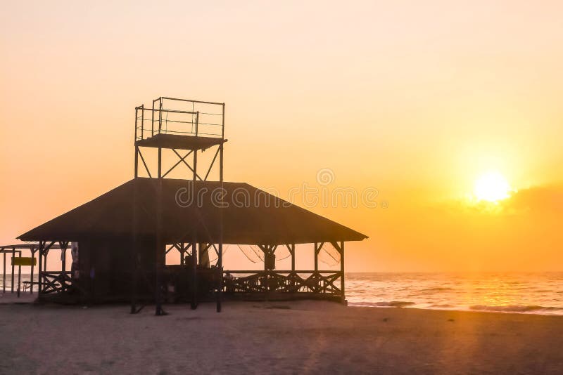 El sol sube sobre la casa por el mar imagenes de archivo El sol sube sobre la casa por el mar imagenes de archivo