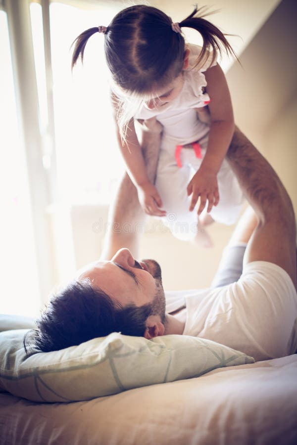El solo padre tiene juego con su niña fotos de archivo libres de regalías El solo padre tiene juego con su niña fotos de archivo libres de regalías