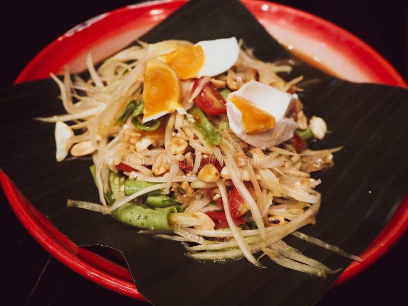 El som Tam Thai Green Papaya Salad sobre servicio de la hoja del plátano con el huevo el mejor menú delicioso delicioso de la com fotos de archivo libres de regalías El som Tam Thai Green Papaya Salad sobre servicio de la hoja del plátano con el huevo el mejor menú delicioso delicioso de la com fotos de archivo libres de regalías