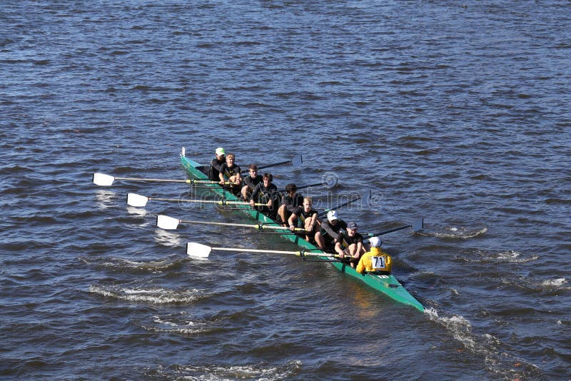 BOSTON - 23 DE OCTUBRE DE 2016: El St Edward School Crew compite con en el jefe de la juventud Eights del ` s de Charles Regatta Men
