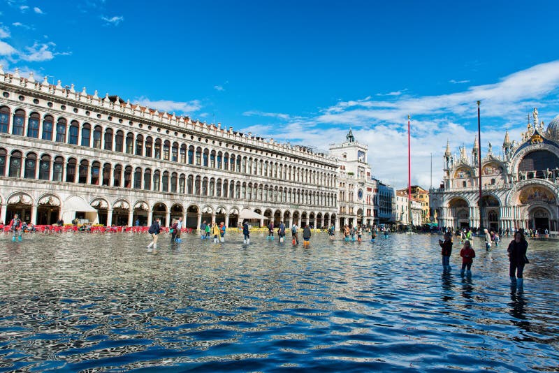 El St inundado marca el cuadrado en Venecia, Italia fotos de archivo El St inundado marca el cuadrado en Venecia, Italia fotos de archivo