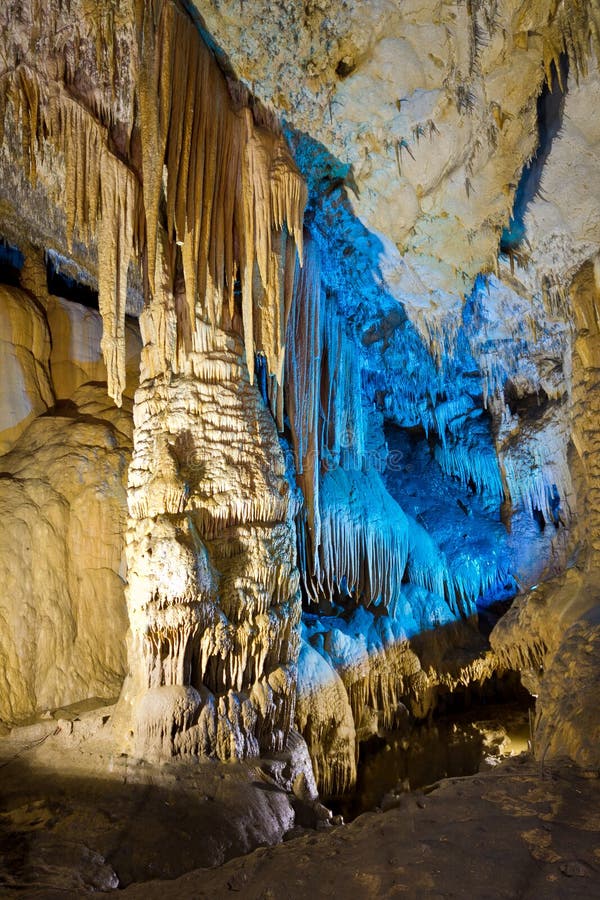 El stalagnata hermoso del speleothem, estalactitas, estalagmitas en la cueva natural iluminada por el color se enciende foto de archivo El stalagnata hermoso del speleothem, estalactitas, estalagmitas en la cueva natural iluminada por el color se enciende foto de archivo