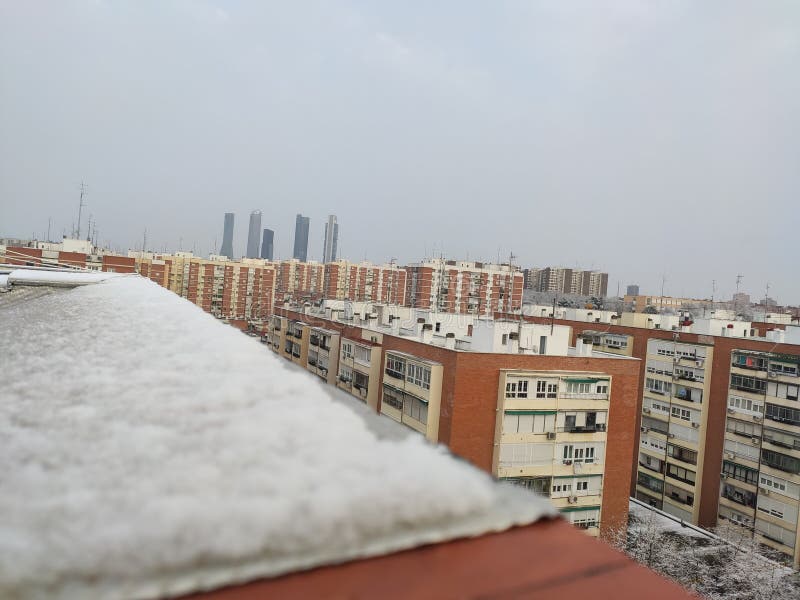 El suelo nevó completamente en las calles de madrid con el cielo un poco abierto que permite ver el sol foto de archivo