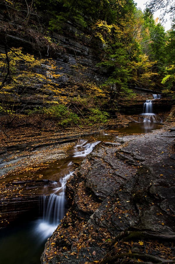 El suero cae parque de estado - Autumn Waterfall - Ithaca, Nueva York fotos de archivo libres de regalías El suero cae parque de estado - Autumn Waterfall - Ithaca, Nueva York fotos de archivo libres de regalías