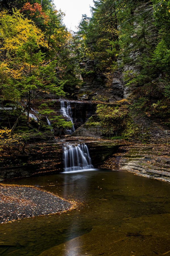 El suero cae parque de estado - Autumn Waterfall - Ithaca, Nueva York imágenes de archivo libres de regalías El suero cae parque de estado - Autumn Waterfall - Ithaca, Nueva York imágenes de archivo libres de regalías