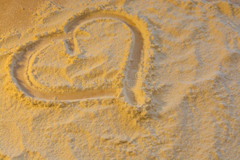 El símbolo del corazón y del amor pintados en la harina foto de archivo libre de regalías El símbolo del corazón y del amor pintados en la harina foto de archivo libre de regalías