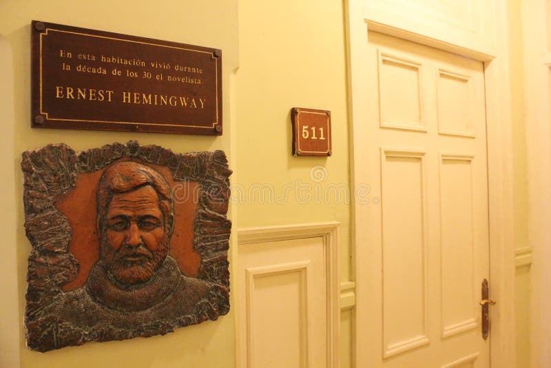 El tablero conmemorativo cerca de la entrada a la habitación en donde vivió Hemingway foto de archivo El tablero conmemorativo cerca de la entrada a la habitación en donde vivió Hemingway foto de archivo