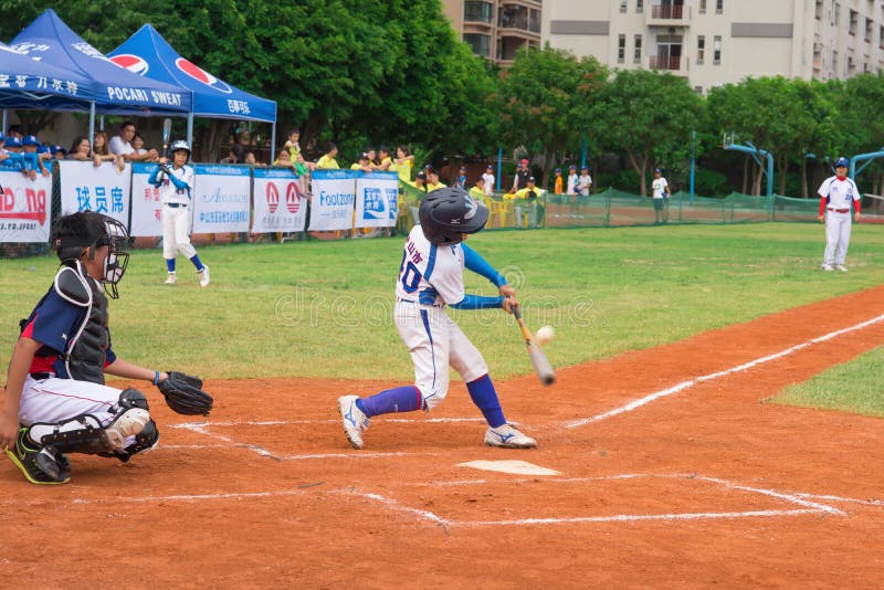 El talud golpeó la bola en un juego de béisbol fotografía de archivo libre de regalías El talud golpeó la bola en un juego de béisbol fotografía de archivo libre de regalías