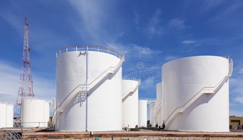 El tanque de almacenamiento de combustible fotografía de archivo libre de regalías El tanque de almacenamiento de combustible fotografía de archivo libre de regalías