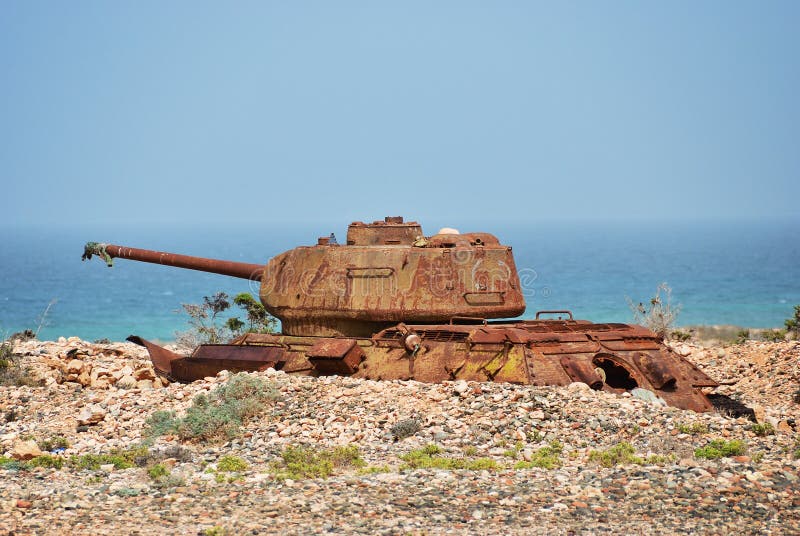 El tanque de batalla soviético en la isla de Socotra, Yemen imagen de archivo libre de regalías El tanque de batalla soviético en la isla de Socotra, Yemen imagen de archivo libre de regalías