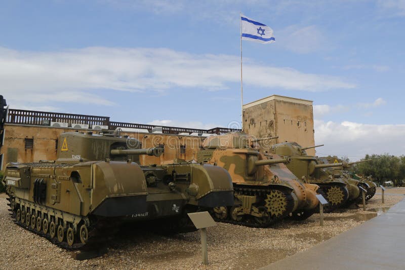 El tanque pesado británico Churchill de la infantería en el museo acorazado del cuerpo del la-Shiryon de Yad en Latrun foto de archivo El tanque pesado británico Churchill de la infantería en el museo acorazado del cuerpo del la-Shiryon de Yad en Latrun foto de archivo