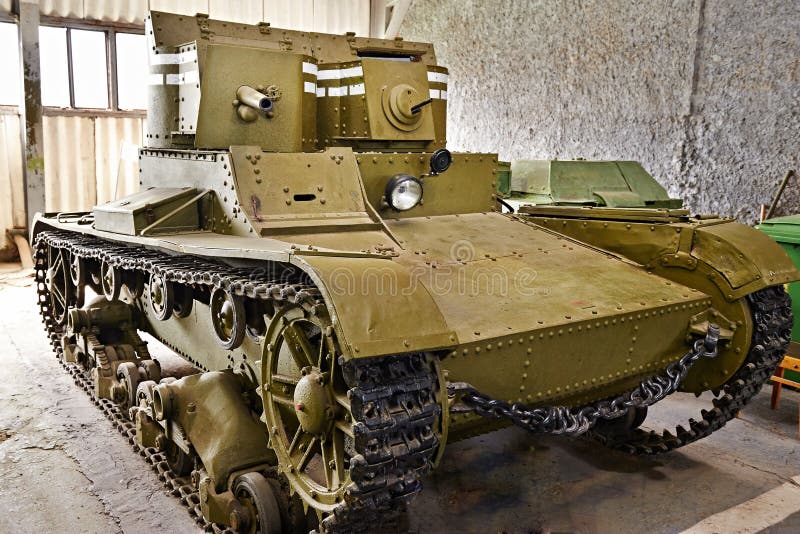 El tanque soviético T-26 de la gemelo-torrecilla de la infantería ligera fotografía de archivo El tanque soviético T-26 de la gemelo-torrecilla de la infantería ligera fotografía de archivo