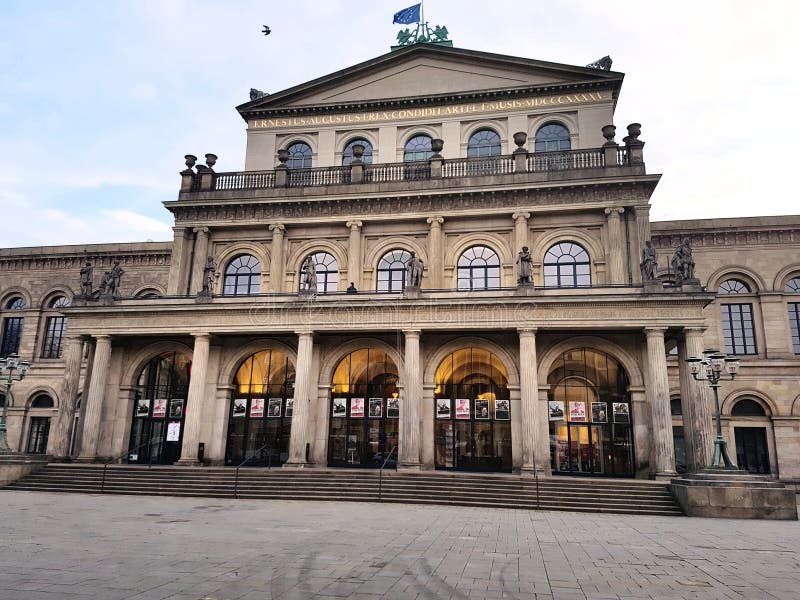 El teatro de la ópera de Hannover Alemania en el centro de ciudad en una mañana brillante - dramática foto de archivo El teatro de la ópera de Hannover Alemania en el centro de ciudad en una mañana brillante - dramática foto de archivo