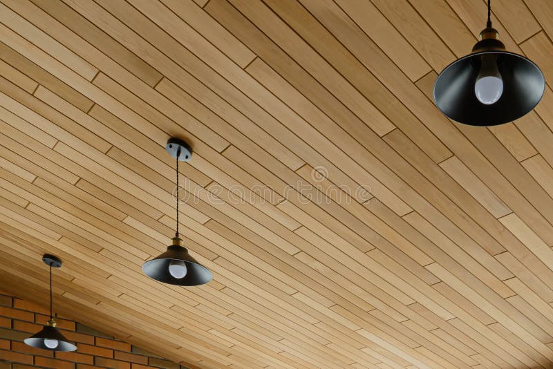 El Está Formado Por Paneles Madera Oscura Con Lámparas Colgantes Foto de archivo - Imagen de moderno, material: 208522680