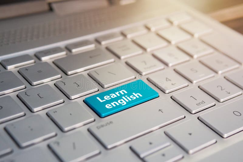 El teclado del ordenador portátil en primer con aprende el botón inglés como estudio del concepto del idioma extranjero fotografía de archivo libre de regalías El teclado del ordenador portátil en primer con aprende el botón inglés como estudio del concepto del idioma extranjero fotografía de archivo libre de regalías