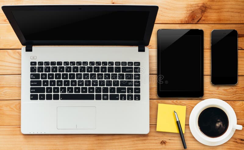 el teléfono y el café de la tableta del ordenador portátil beben en espacio de trabajo imagenes de archivo el teléfono y el café de la tableta del ordenador portátil beben en espacio de trabajo imagenes de archivo