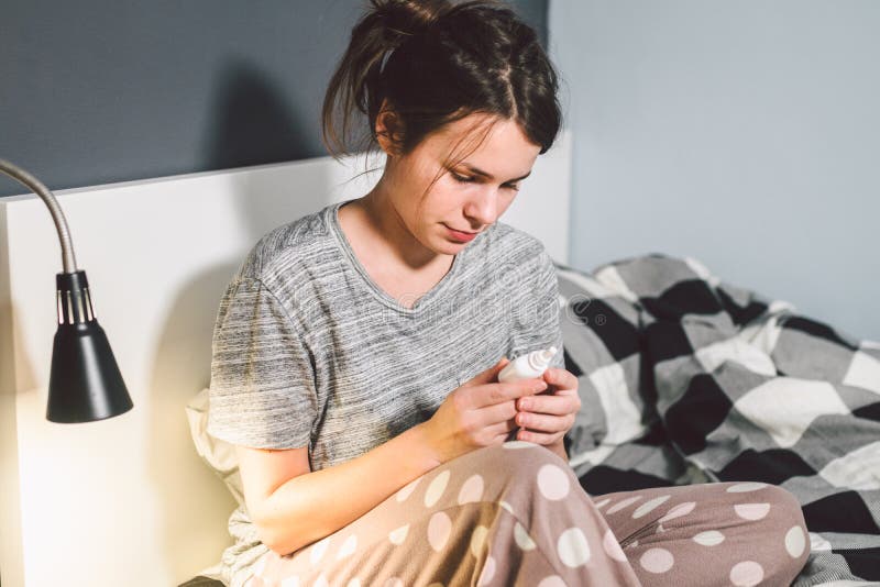 El tema es frío estacional, infección del virus de la gripe de los mocos La cama caucásica joven del dormitorio de la mujer en ca imagen de archivo El tema es frío estacional, infección del virus de la gripe de los mocos La cama caucásica joven del dormitorio de la mujer en ca imagen de archivo