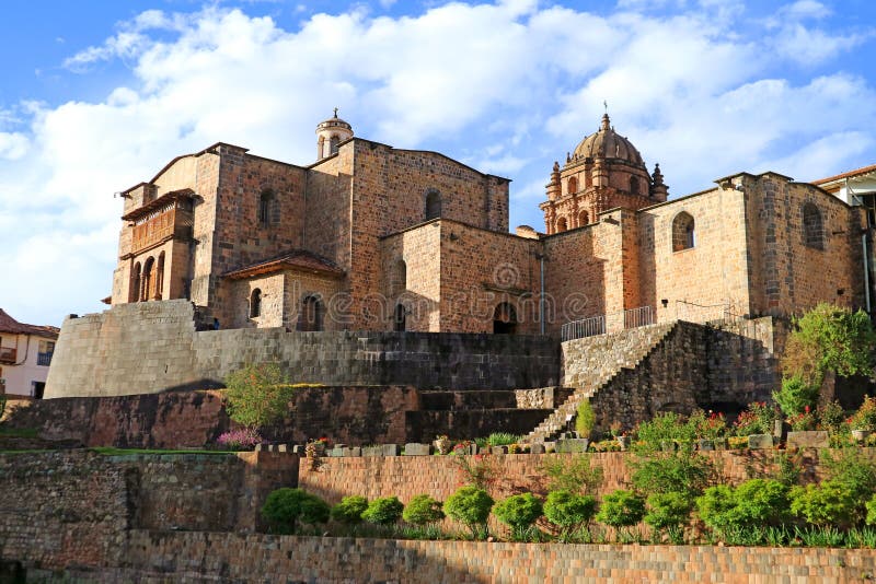 El templo del Sun de los incas o del Coricancha con el convento de Santo Domingo Church arriba, Cusco, Perú foto de archivo El templo del Sun de los incas o del Coricancha con el convento de Santo Domingo Church arriba, Cusco, Perú foto de archivo