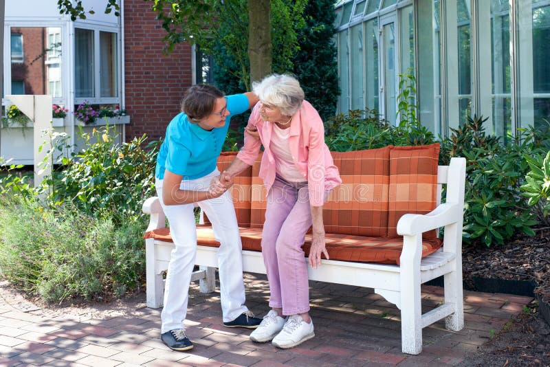 Mujeres Mayores Jubiladas Que Pintan Junto Al Aire Libre Como Grupo