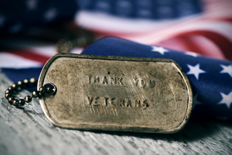 El texto le agradece los veteranos en una placa de identificación