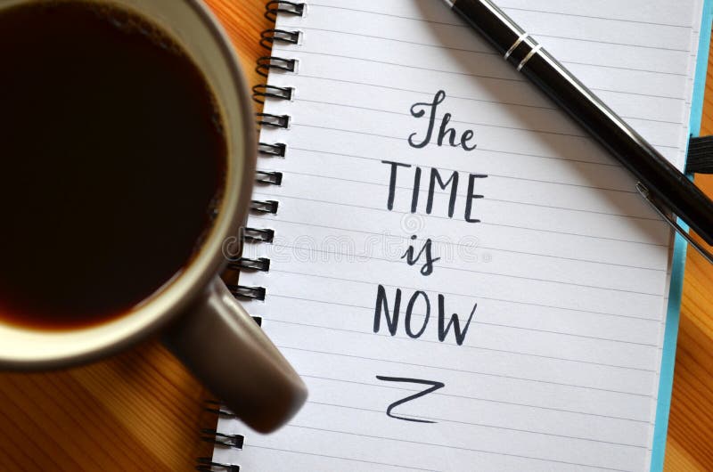 El ` el tiempo ahora es ` mano-indicado con letras en cuaderno fotos de archivo libres de regalías El ` el tiempo ahora es ` mano-indicado con letras en cuaderno fotos de archivo libres de regalías
