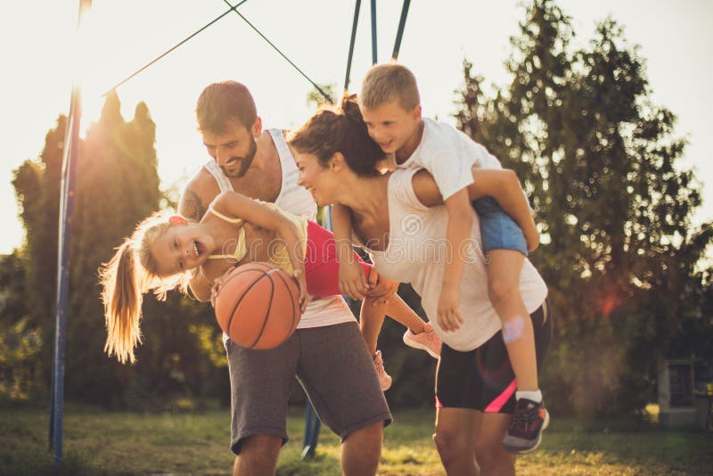 El tiempo con la familia está siempre en el primer lugar Nosotros que se ríen de fotos de archivo libres de regalías El tiempo con la familia está siempre en el primer lugar Nosotros que se ríen de fotos de archivo libres de regalías
